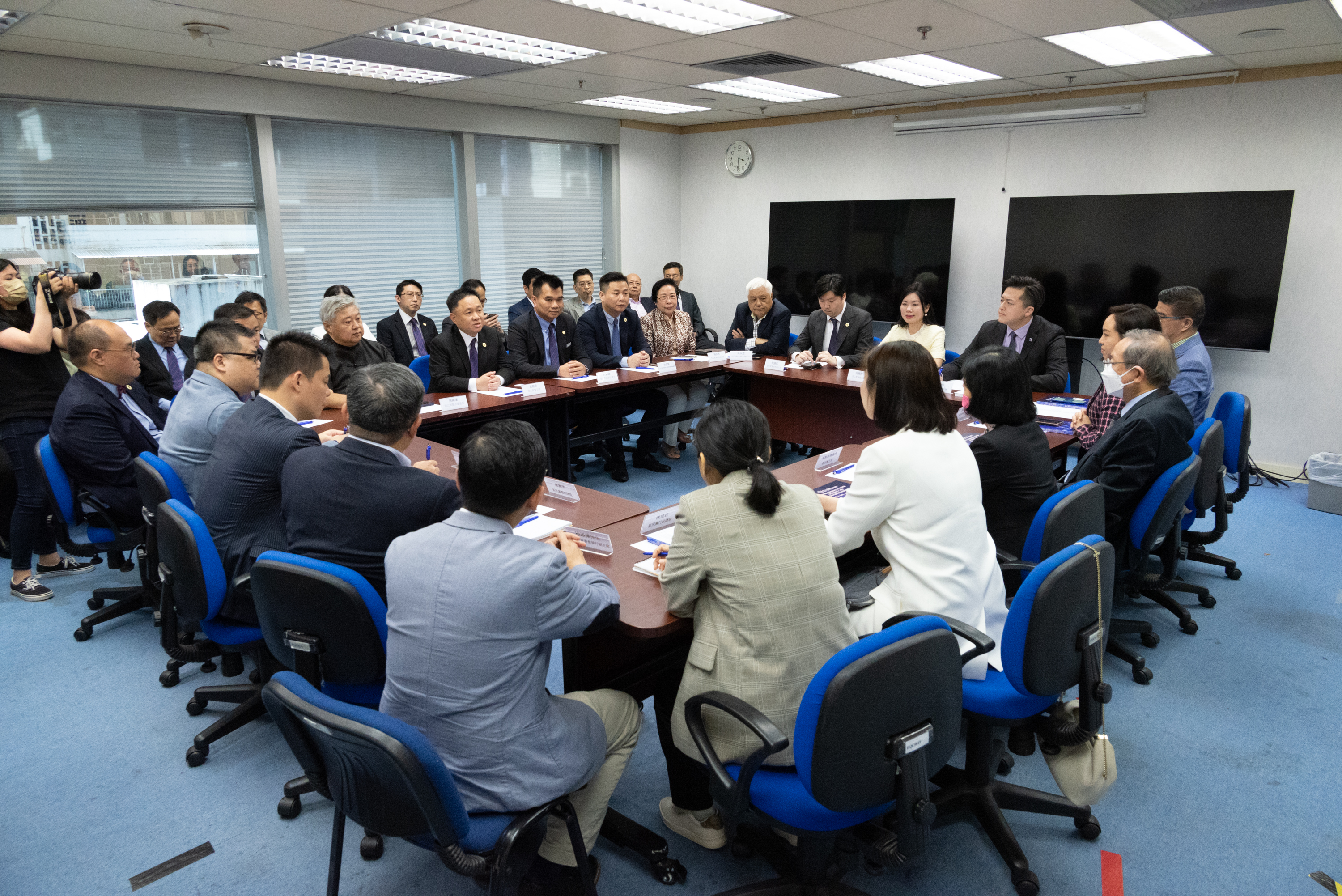 香江聚賢前往新民黨總部進行拜訪交流